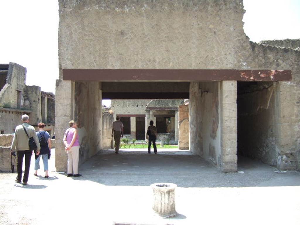 Ins.VI.13, Herculaneum, May 2006. Looking south from atrium into tablinum and through to the garden area.

 
