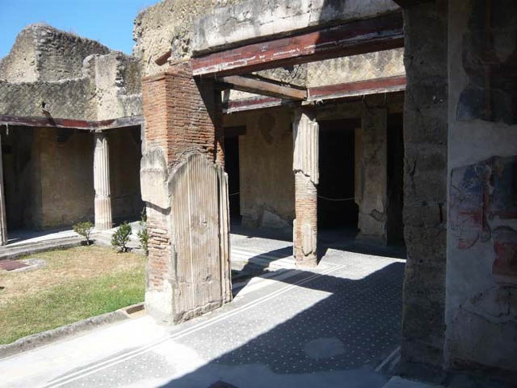 VI.13 Herculaneum. August 2013. Looking south-west across north portico, from tablinum. Photo courtesy of Buzz Ferebee.
