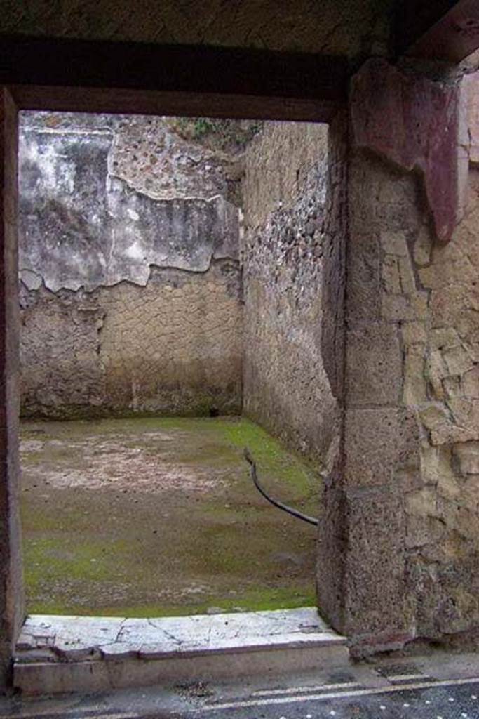 VI.13/11, Herculaneum. Not dated. 
Looking north through doorway to room, another oecus,  on west side of corridor, next to tablinum. 
Photo courtesy of Nicolas Monteix.
