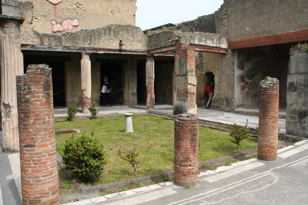 VI.13 Herculaneum, April 2013. Looking across peristyle towards north-west corner. Photo courtesy of Klaus Heese. 