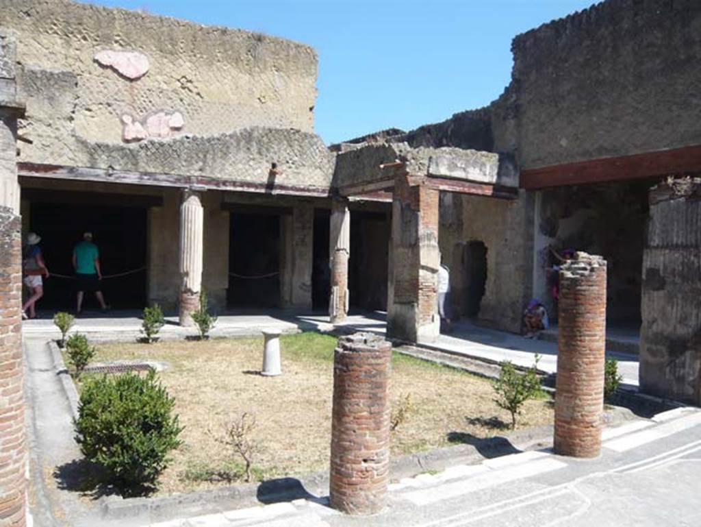 VI.13 Herculaneum. August 2013. Looking north-west across peristyle towards west portico. In the centre of the garden was a circular table of marble. 
Photo courtesy of Buzz Ferebee.

