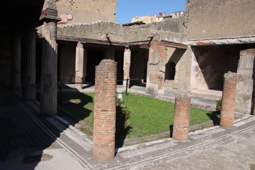 VI.13 Herculaneum. 2011. Looking north-west across peristyle. Photo courtesy of Klaus Heese. 