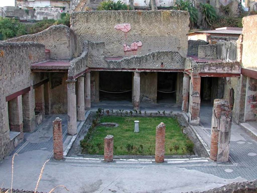 VI.13/11, Herculaneum. September 2003. Looking towards west side of peristyle, and upper rooms. 
Photo courtesy of Nicolas Monteix.
