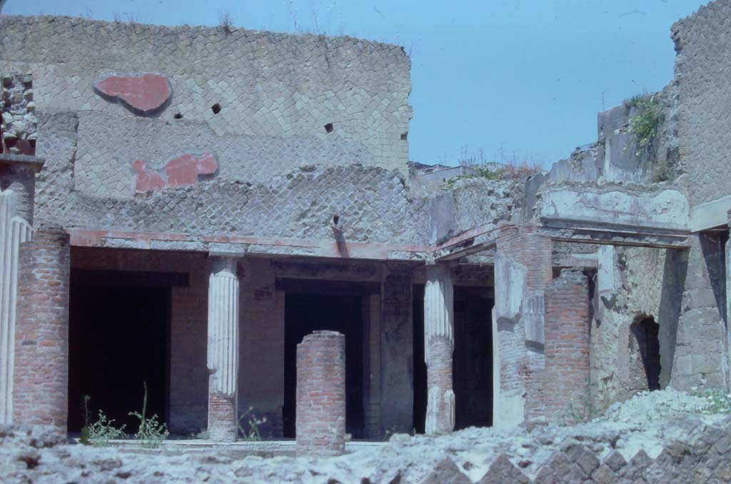 VI.13/11, Herculaneum. 7th August 1976. Looking towards west side of peristyle, and upper rooms.
Photo courtesy of Rick Bauer, from Dr George Fay’s slides collection.
