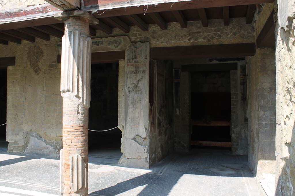 VI.13 Herculaneum, March 2014. 
Peristyle 13, looking west towards doorways to the large oecus, on left, and into cubiculum 12, with anteroom, on right.
Foto Annette Haug, ERC Grant 681269 DÉCOR.


