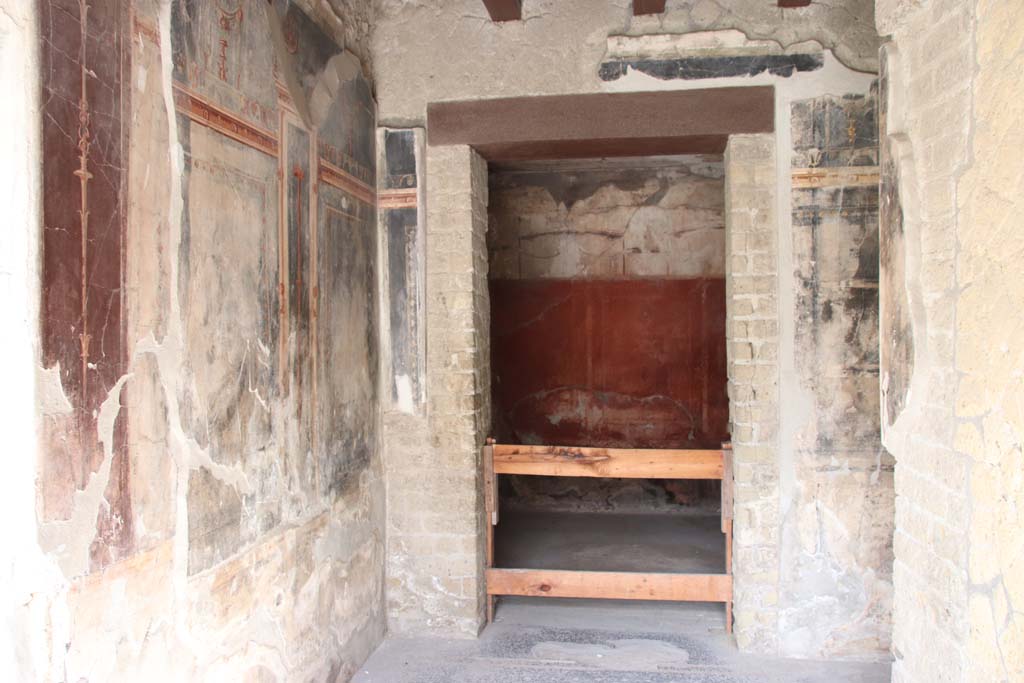 VI.13 Herculaneum, September 2017. Looking west from anteroom towards cubiculum.
Photo courtesy of Klaus Heese. 
