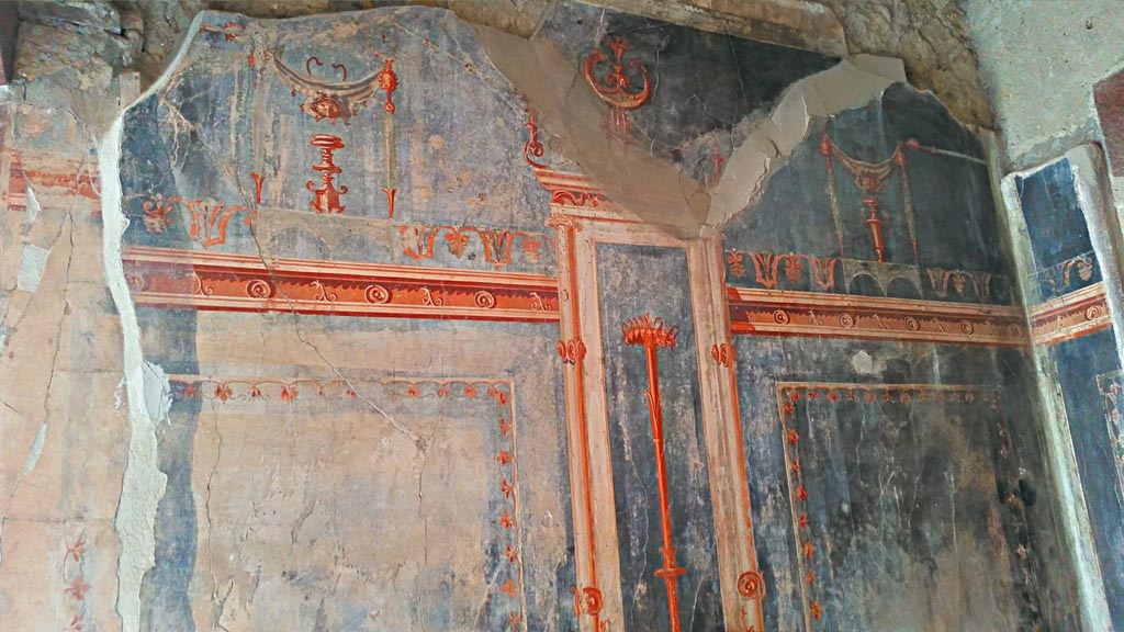 VI.13 Herculaneum, Photo taken between October 2014 and November 2019.
Room 12, anteroom to cubiculum, detail of painted decoration on south wall. Photo courtesy of Giuseppe Ciaramella.


