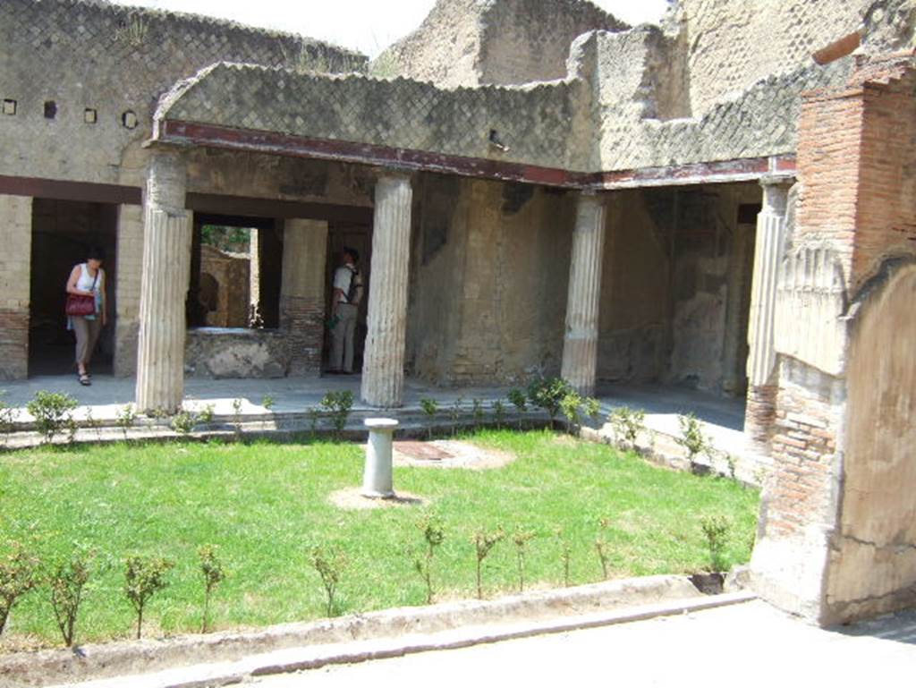 Ins.VI.13, Herculaneum, May 2006. Looking south-west across peristyle.