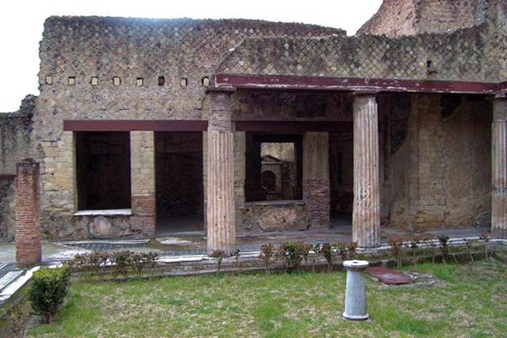 VI.13/11, Herculaneum. January 2002. Looking towards south side of peristyle and upper floor. 
Room 16, with window and doorway, on left, and room 17, with window and doorway, on right. Photo courtesy of Nicolas Monteix.

