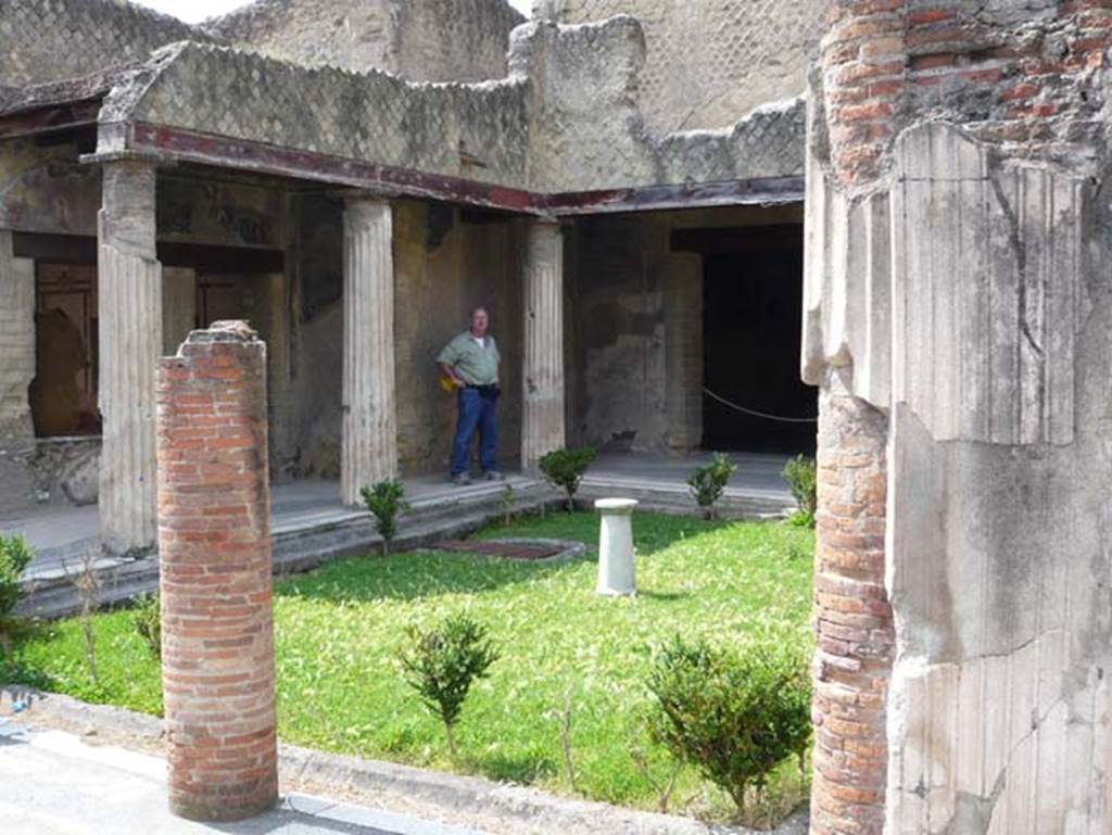 Ins.VI.13, Herculaneum, May 2009. Looking across peristyle from east side towards rooms on south side. Photo courtesy of Buzz Ferebee.
