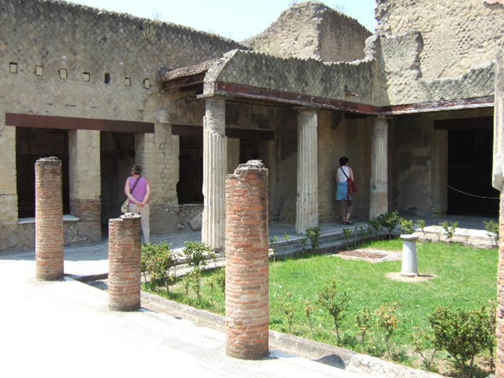 Ins.VI.13, Herculaneum, May 2006. Looking across peristyle from east side towards rooms on south side.