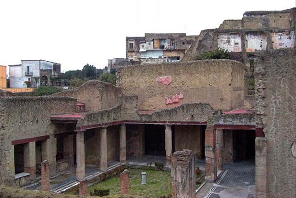 VI.13/11, Herculaneum. January 2002. Looking south-west across peristyle, including upper floor. 
Photo courtesy of Nicolas Monteix.

