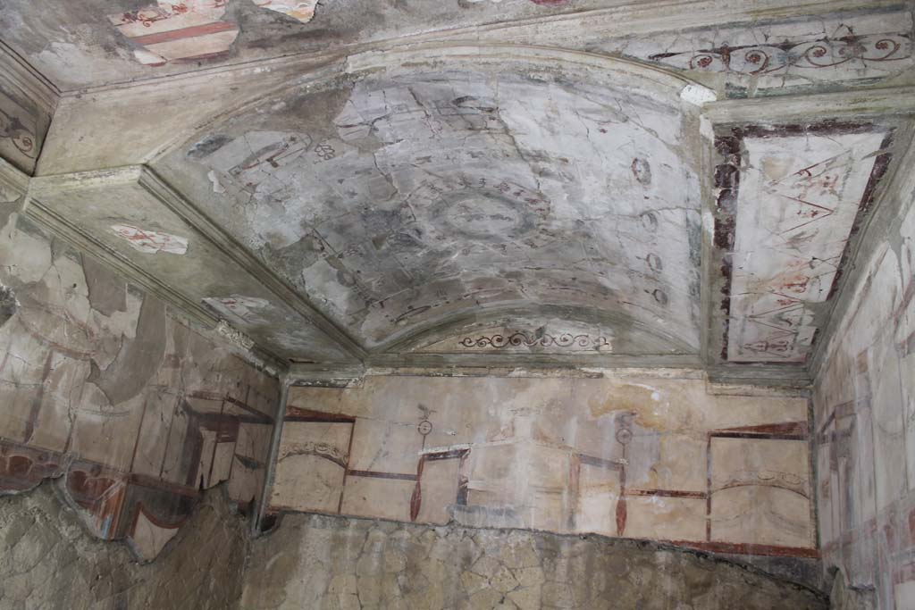 VI.13 Herculaneum, March 2014. Room 16, looking south across ceiling.
Foto Annette Haug, ERC Grant 681269 DÉCOR.
