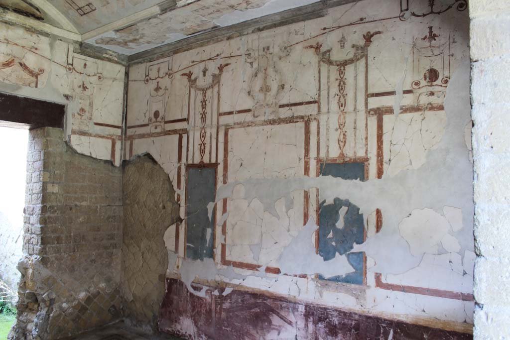 VI.13 Herculaneum, March 2014. Room 17, south-west corner and west wall.
Foto Annette Haug, ERC Grant 681269 DÉCOR.
