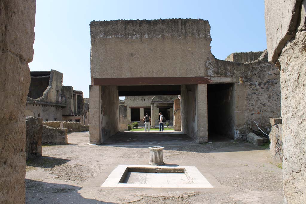 VI.13 Herculaneum. March 2014. Looking south towards impluvium in atrium, from entrance corridor.
Foto Annette Haug, ERC Grant 681269 DÉCOR.

