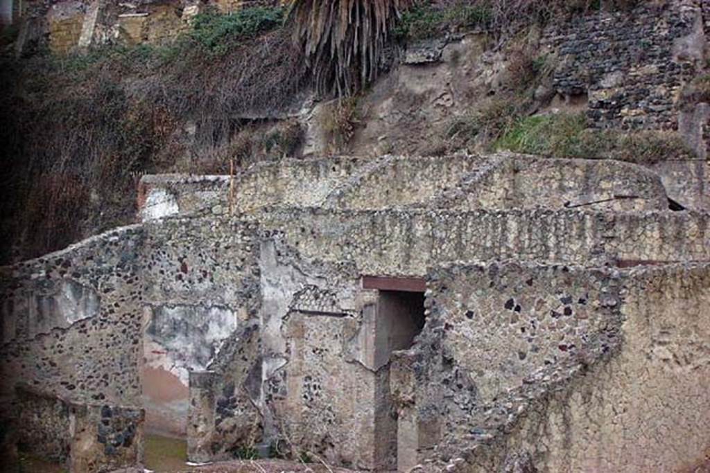 VI.13/11, Herculaneum. January 2002.  Looking north-west towards the upper north facade of the atrium.
To the left, is the doorway to the cubiculum on the west side of the north-west corner of the atrium. Photo courtesy of Nicolas Monteix.
