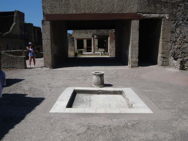 VI.13 Herculaneum. October 2020. Looking towards east wall of corridor leading to peristyle. Photo courtesy of Klaus Heese. 