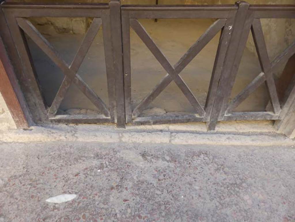 Ins. VI 15 Herculaneum, September 2015. Doorway threshold. 