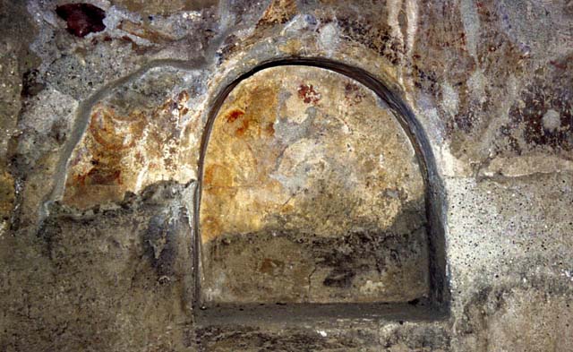 VI.15, Herculaneum. Not dated. South wall with niche. Photo courtesy of Nicolas Monteix.