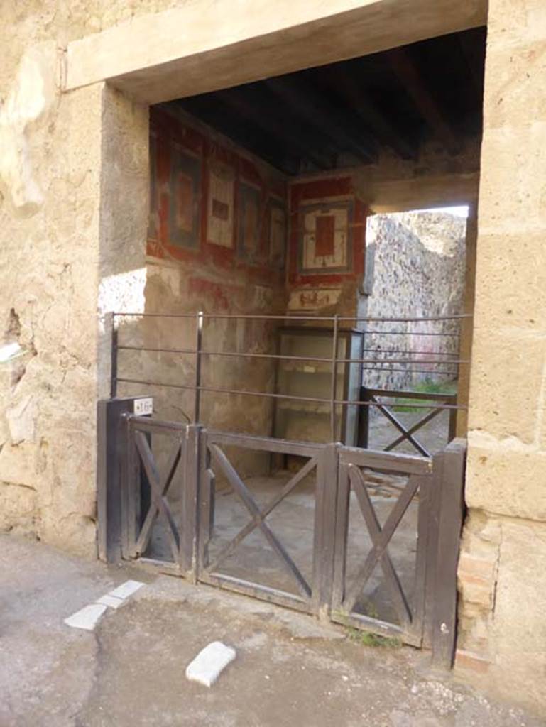 Ins. VI 16, Herculaneum, September 2015. Looking south through entrance doorway.