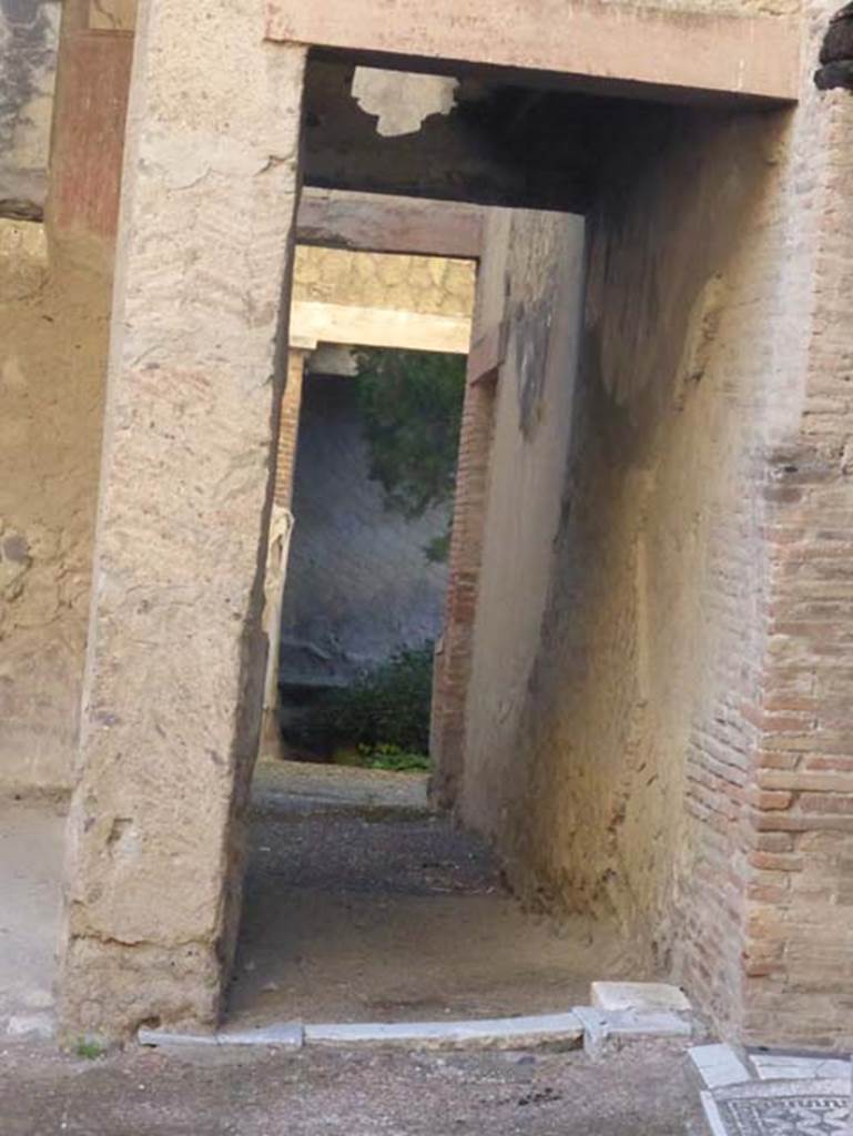Ins. VI 17, Herculaneum, September 2015. Corridor leading to peristyle, on west side of tablinum.