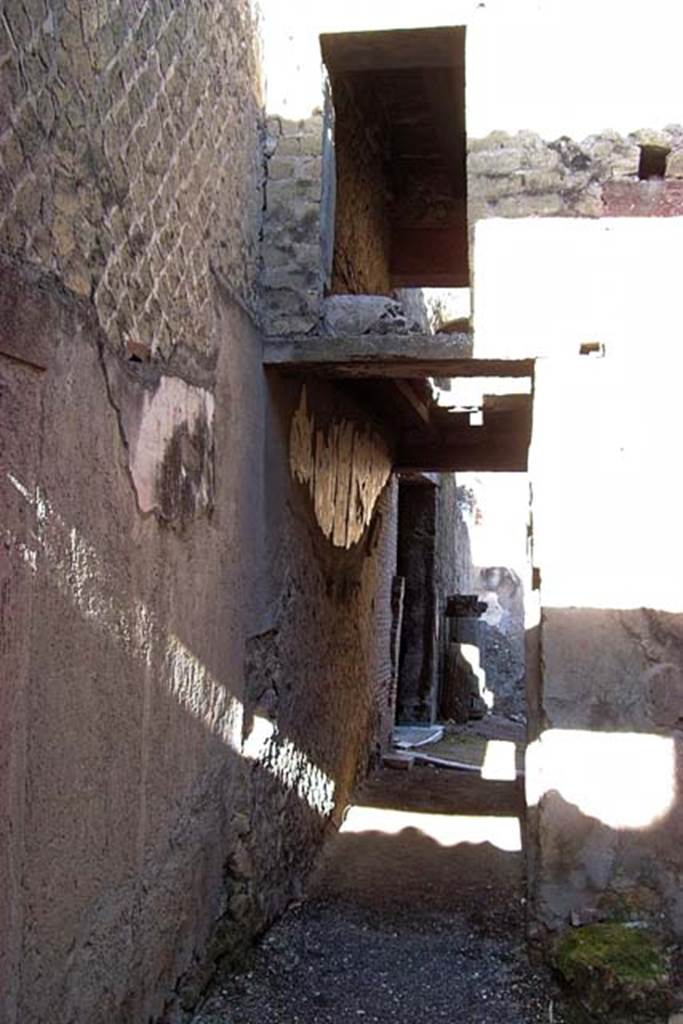 VI.17, Herculaneum. February 2003. Looking north towards corridor 8, leading to west side of atrium.
On the upper floor is a doorway to the loft area, where the amphorae were found. 
Photo courtesy of Nicolas Monteix.

