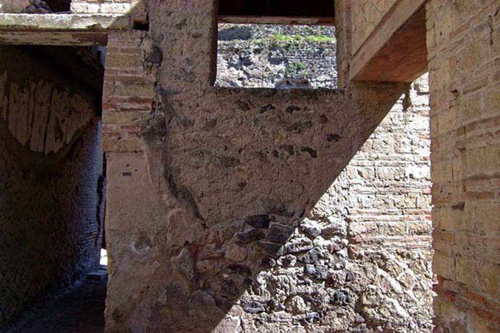 VI.17, Herculaneum. July 2003. Looking towards north wall of stair-room, with stairs on right.
The window is the window at the west end of the tablinum. On the left is corridor 8. Photo courtesy of Nicolas Monteix.

