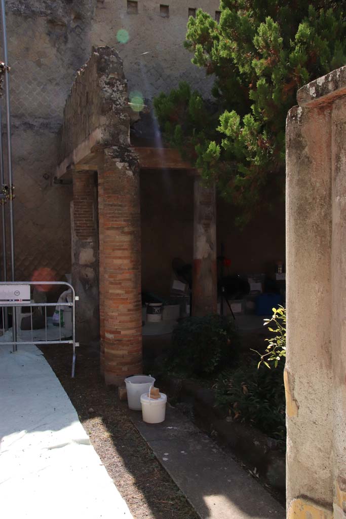 VI.17 Herculaneum. September 2019. Looking towards east wall from north portico.
Photo courtesy of Klaus Heese.

