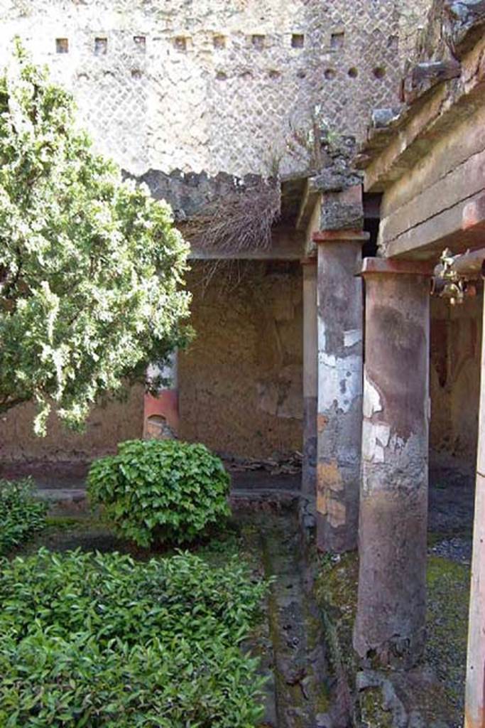 VI.17, Herculaneum, Not dated. Looking east across columns of south portico.
Photo courtesy of Nicolas Monteix.
