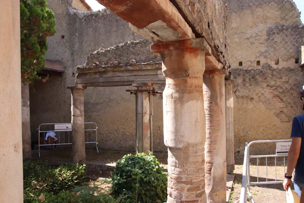 VI.17 Herculaneum. September 2019. Looking towards south wall across peristyle, from west portico.
Photo courtesy of Klaus Heese.
