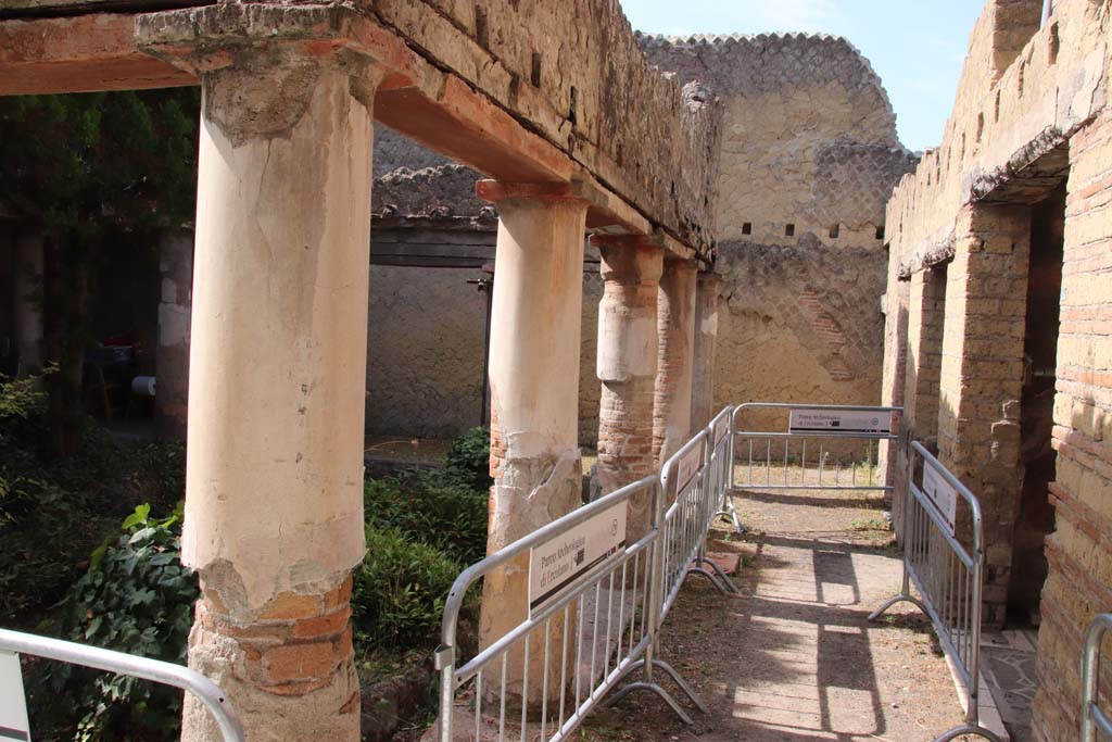 VI.17 Herculaneum. September 2019. Looking south along west portico. Photo courtesy of Klaus Heese.