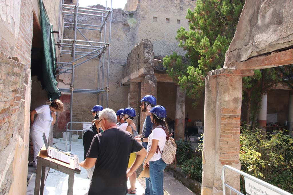 VI.17 Herculaneum. Septemnber 2019. Looking east along north portico, with entrance of triclinium 13, on left.
Photo courtesy of Klaus Heese.
