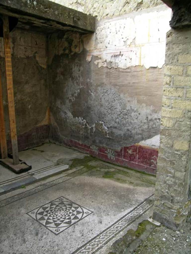VI.17, Herculaneum. May 2004. Looking through doorway towards flooring, and north wall.  
Photo courtesy of Nicolas Monteix.
