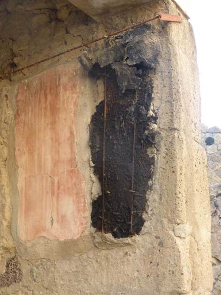 Ins. VI 17, Herculaneum, September 2015. Carbonized wood on west wall of entrance corridor.