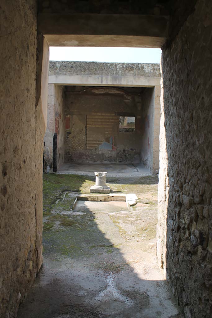 VI.17 Herculaneum, Herculaneum. March 2014. 
Looking south from entrance corridor, across atrium.
Foto Annette Haug, ERC Grant 681269 DÉCOR.

