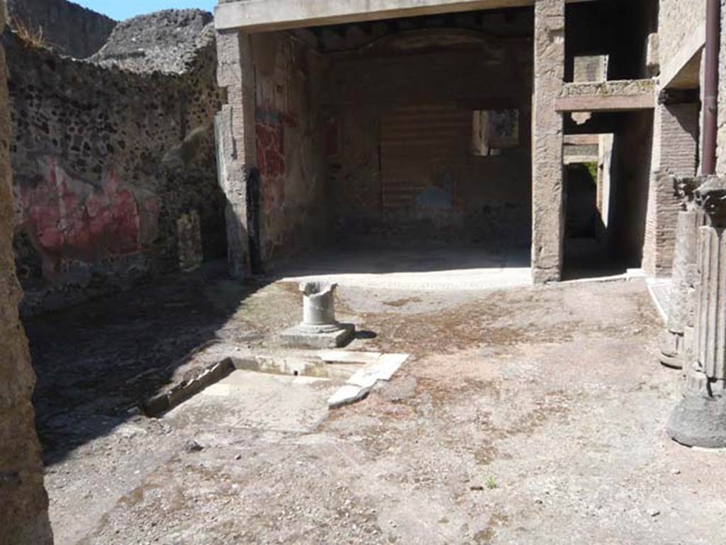 VI 17, Herculaneum, September 2015. Remains of impluvium in atrium, with marble puteal. 