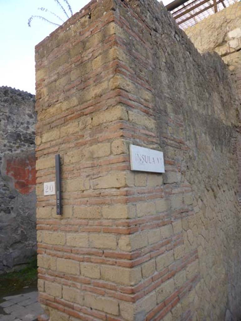 Ins. VI.20, Herculaneum, September 2015. Pilaster on west side with number plate.