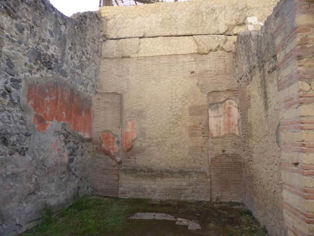 VI.20, Herculaneum, September 2015. Looking south towards rear wall with podium.