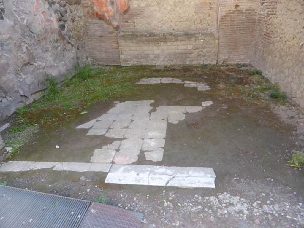 VI.20, Herculaneum, September 2015. Remains of marble flooring, looking south.