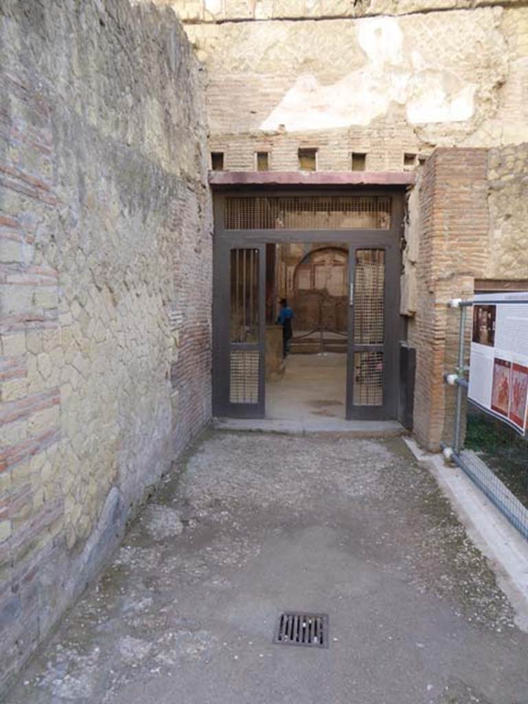 VI.21, Herculaneum. September 2015. Entrance doorway on Decumanus Maximus, looking south.  Photo courtesy of Michael Binns.
