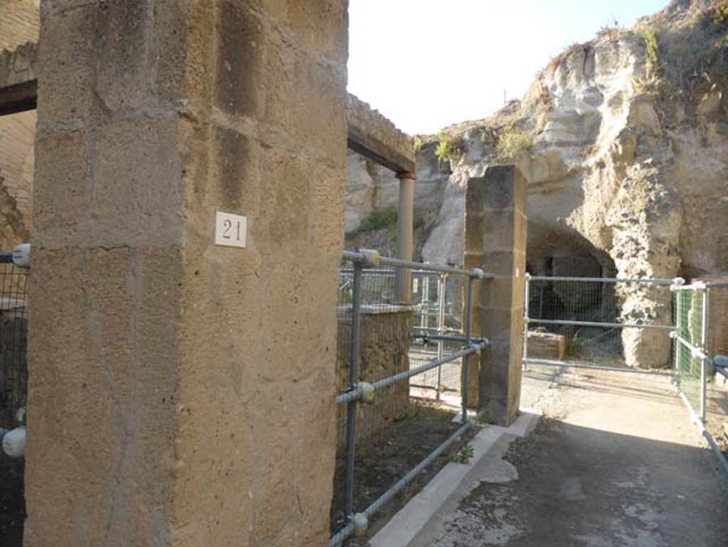 VI 22, Herculaneum, September 2015. Looking west along Decumanus Maximus towards the area of the crossroads with Cardo III, at northern end of insula VI, near entrance into VI.21. 
