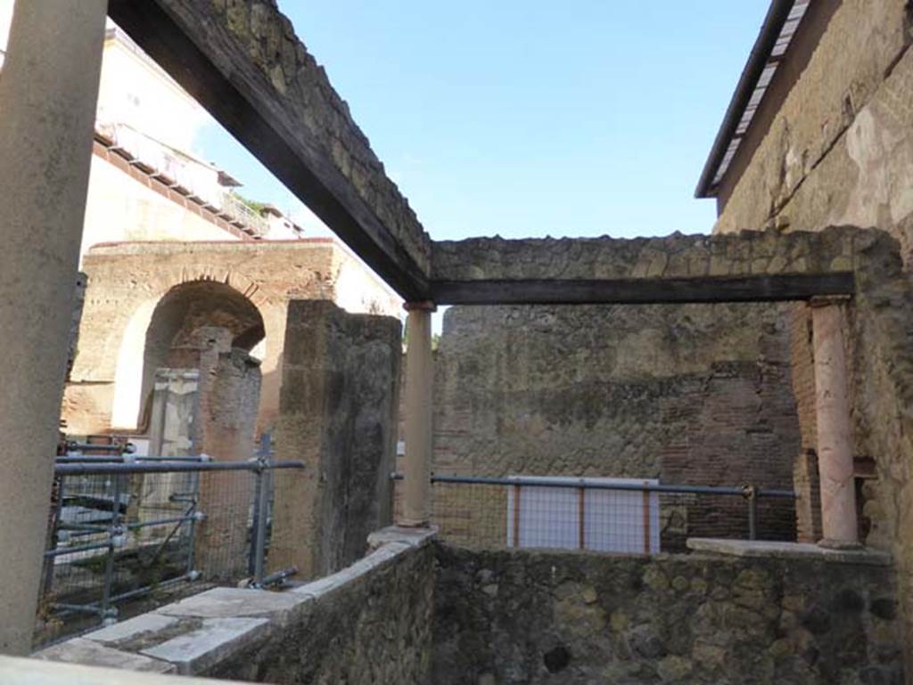 VI 22/23, Herculaneum, September 2015. Looking east at north end of insula, from VI.23.