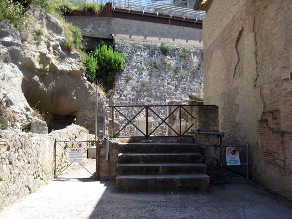 VI 24, Herculaneum, June 2011. Looking north to steps and rectangular structure at northern end of Cardo III Superiore.
Photo courtesy of Sera Baker.

