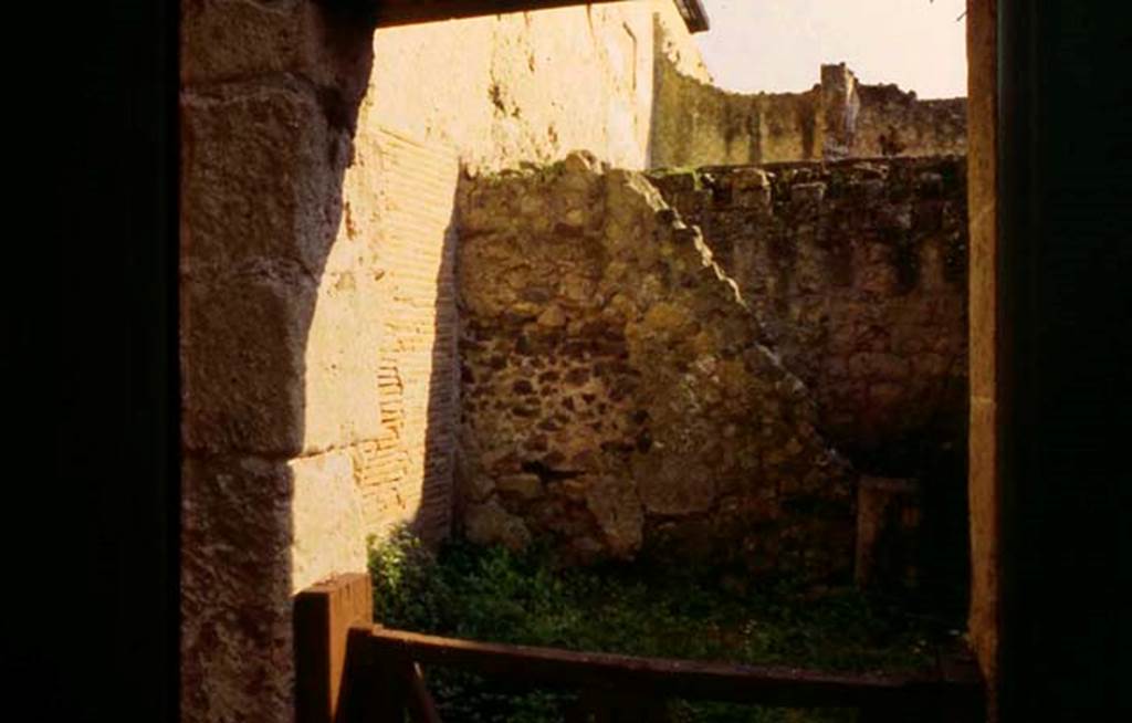 VI.25, Herculaneum. Not dated. Looking east through entrance doorway. Photo courtesy of Nicolas Monteix.


