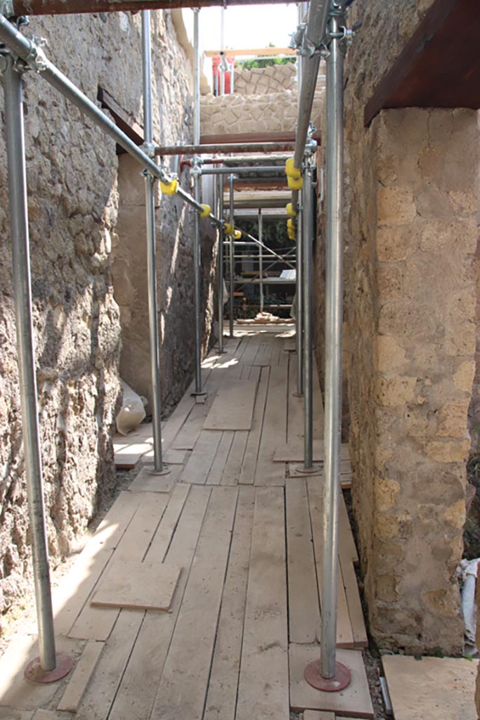 VI.26 Herculaneum, September 2019. Looking east along corridor leading to peristyle.
Photo courtesy of Klaus Heese.
