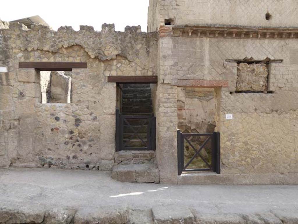 VI.27, Herculaneum, on left, October 2014. Entrance doorway to steps to upper floor.
Looking east on Cardo III Superiore. The doorway to VI.28 is on the right. Photo courtesy of Michael Binns.
