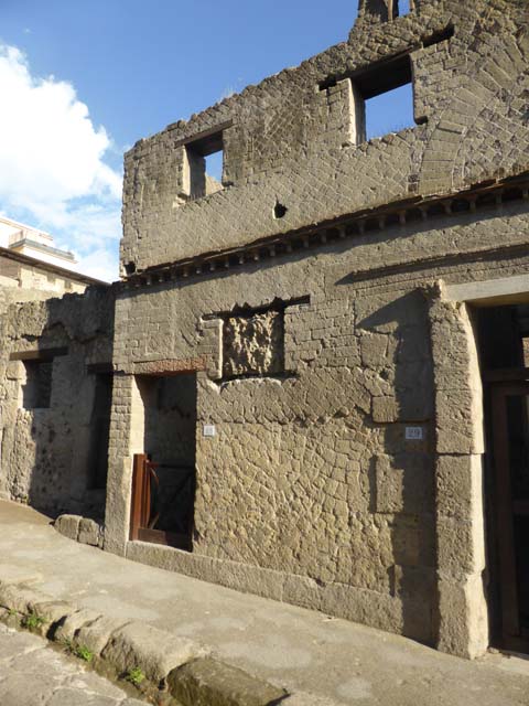 Ins. VI.28, Herculaneum, September 2015. Entrance doorway, on east side of Cardo III Superiore.