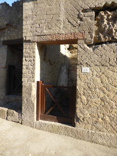 Ins. VI.28, Herculaneum, September 2015. Entrance doorway.

