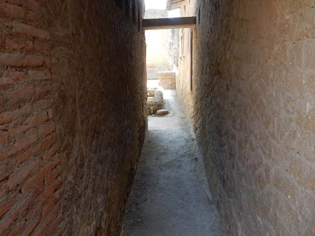VI.29, Herculaneum. May 2018. Corridor 6, looking east towards second atrium.
Photo courtesy of Buzz Ferebee.
