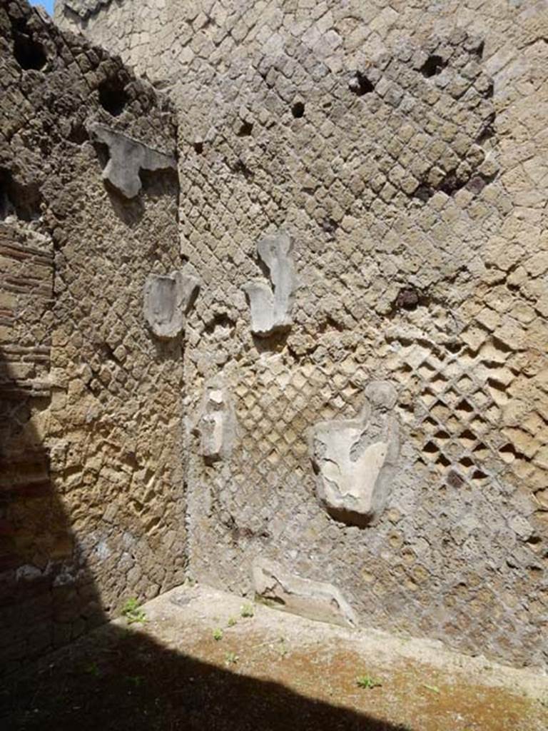 VI.29, Herculaneum. May 2018.Room 4, north-west corner and north wall.
Photo courtesy of Buzz Ferebee.
